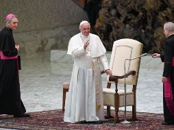 El Papa Francisco saluda a su llegada al Aula Pablo VI para presidir la audiencia general de los miércoles en el Vaticano. EFE/A. Di Meo