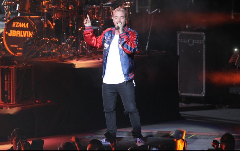 Balvin compite por artista del año, su álbum 