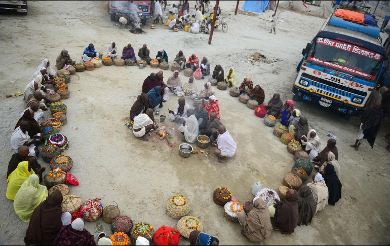 Porristas norcoreanas llegan a un estadio en Inje, Corea del Sur. Una delegación norcoreana, que incluye a porristas entrenadas por el gobierno, llegó hoy al país para los Juegos Olímpicos de Invierno. AP/Yonhap/Yang Yong-suk