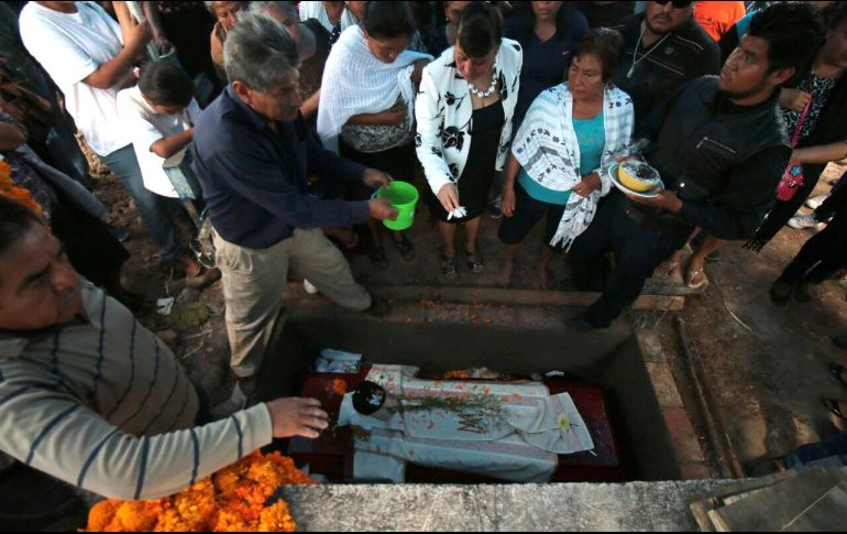Asistentes al funeral de cuerpo presente del sacerdote Germaín Muñiz. EFE / J. de la Cruz