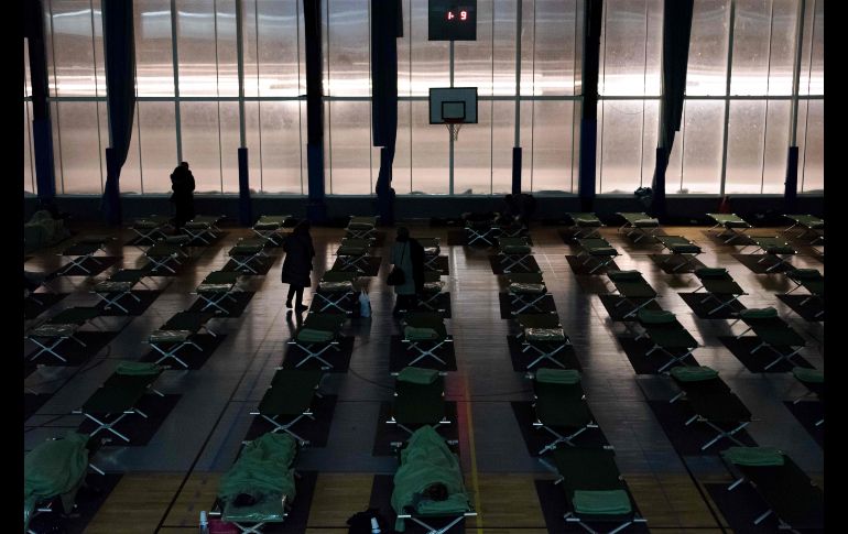 Personas varadas descansan en un refugio instalado en un gimnasio en Velizy-Villacoublay. La ministra francesa de transportes, Elisabeth Borne, recomendó no usar autos para desplazarse.