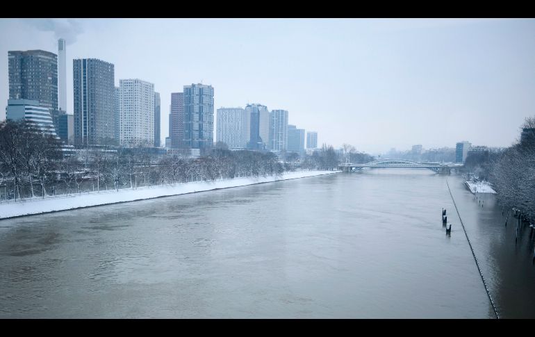 Al desbordamiento en algunos puntos del río Sena se suma la nieve. El pasado fue el mes de enero más suave en la región en más de un siglo y las lluvias provocaron crecidas de ríos como el Sena..