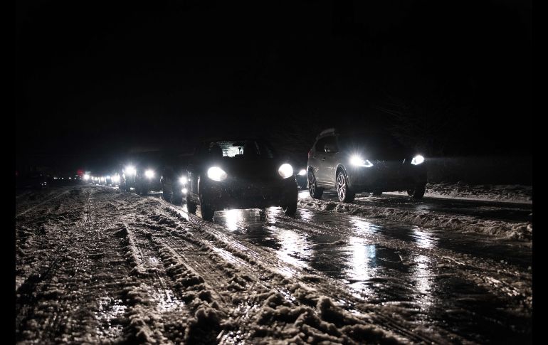 El tráfico se detuvo en la carretera D444 al sur de París. Cientos de personas pasaron la noche atrapadas en sus vehículos o en refugios improvisados a las afueras de París, ya que las autoridades no lograron limpiar los caminos a tiempo.