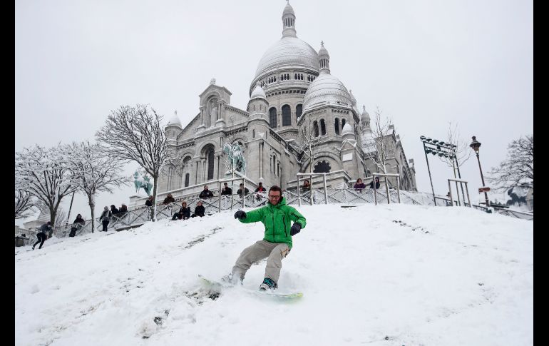 El Sagrado Corazón, uno de los lugares más turísticos de París a 130 metros de altitud, se ha convertido en una pista de esquí improvisada.