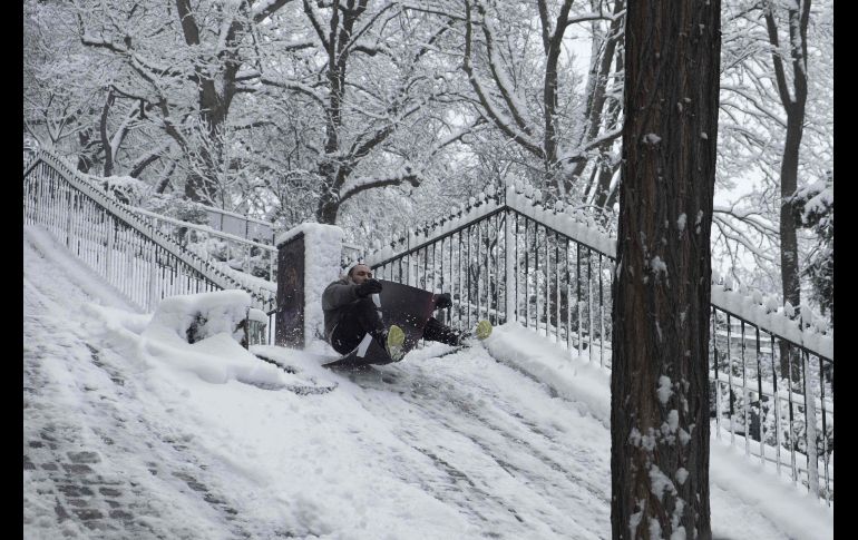 París, al igual que el resto de la región de Île de France, sigue hoy en alerta naranja por el hielo y la nieve y en algunos puntos de la capital llegaron a acumularse hasta doce centímetros de nieve, el mayor espesor registrado desde 1987.