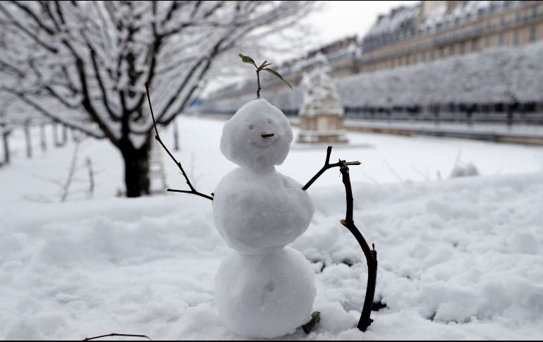 Una intensa nevada dejó un manto blanco en París. Un mono de nieve se ve en el jardín de las Tullerías.