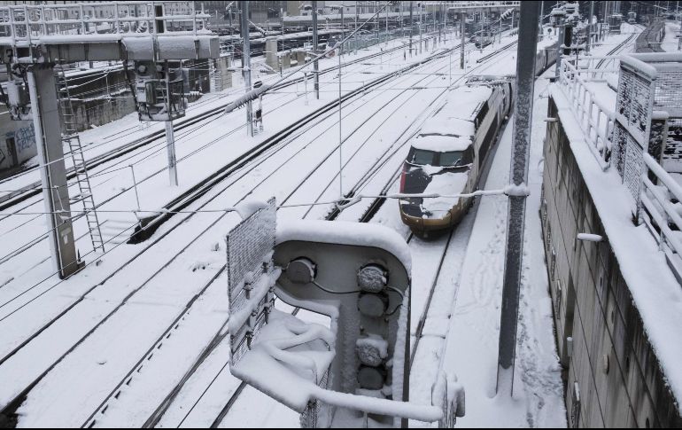 La nevada provocó alteraciones sobre todo en transportes públicos como los autobuses, que apenas circularon por el área metropolitana, o los trenes, con viajes cancelados o con retrasos.