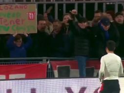 : Lozano, al percatarse del mensaje, se acercó a las gradas para obsequiarle la camiseta que usó en el juego.TWITTER / @thegoodpaz