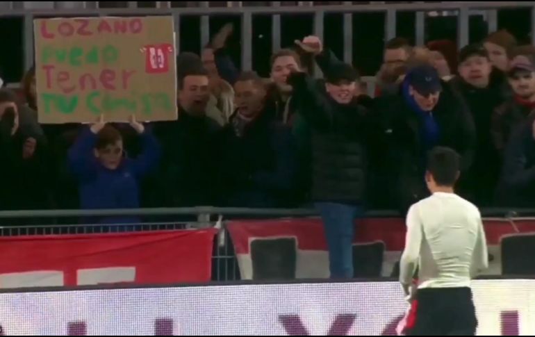 : Lozano, al percatarse del mensaje, se acercó a las gradas para obsequiarle la camiseta que usó en el juego.TWITTER / @thegoodpaz