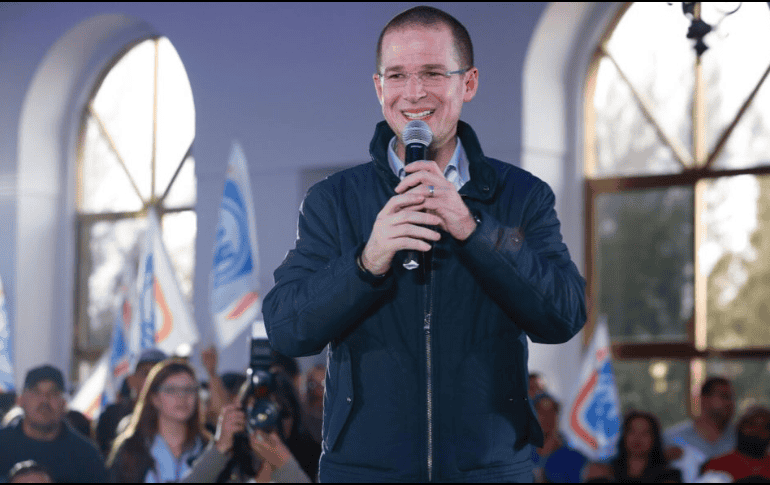 Ricardo Anaya y Enrique Alfaro, sostuvieron una reunión con la militancia afuera de la Parroquia de la Asunción en Lagos de Moreno. TWITTER/ @RicardoAnayaC