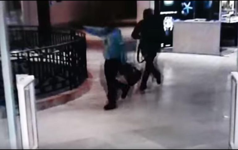 Una grabación de las cámaras de seguridad del hotel Conrad muestra a 12 hombres encapuchados y armados. YOUTUBE/NEIL BENNETT OLIVERA