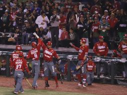 Jugadores de los Tomateros de Culiacán de México celebran una anotación ante las Águilas Cibaeñas de República Dominicana, en el juego de este martes. EFE/C. Zepeda