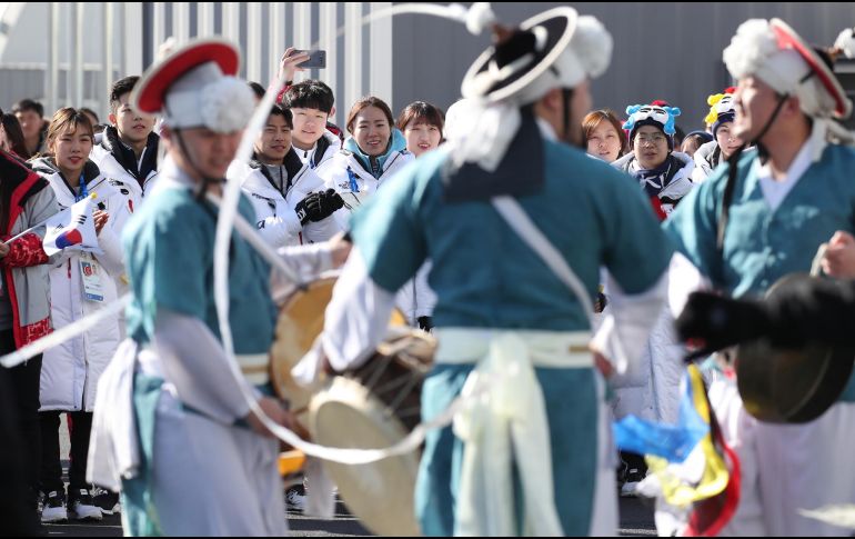 Aunque al principio en ambiente fue un poco tenso, todo terminó bien en un evento donde los deportistas convivieron amistosamente. NTX/YONHAP