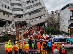 Equipos de rescate y salvamento trabajan en medio de una ola de frío ante el riesgo de réplicas. AFP/A. Wallace