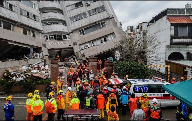 Equipos de rescate y salvamento trabajan en medio de una ola de frío ante el riesgo de réplicas. AFP/A. Wallace