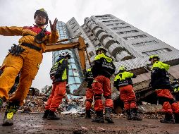 Miembros de los servicios de rescate trabajan en el edificio residencial Yunmen Tsuiti, que resultó dañado por el terremoto, en Hualien. EFE/B. Tongo