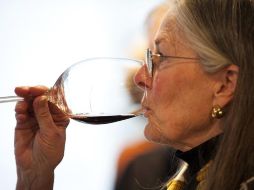 Beber un par de copas de vino al día no solo reduce el riesgo de enfermedades cardiovasculares y tumores, sino también ayuda al cerebro a eliminar las toxinas, incluidas las asociadas al mal de Alzheimer. AFP / ARCHIVO