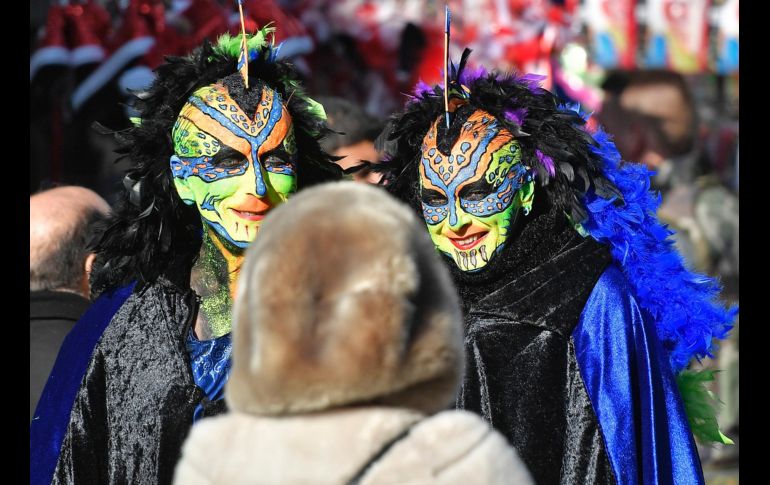 Asistentes al carnaval callejero de Colonia, Alemania, caminan con sus disfraces. AP/M. Meissner