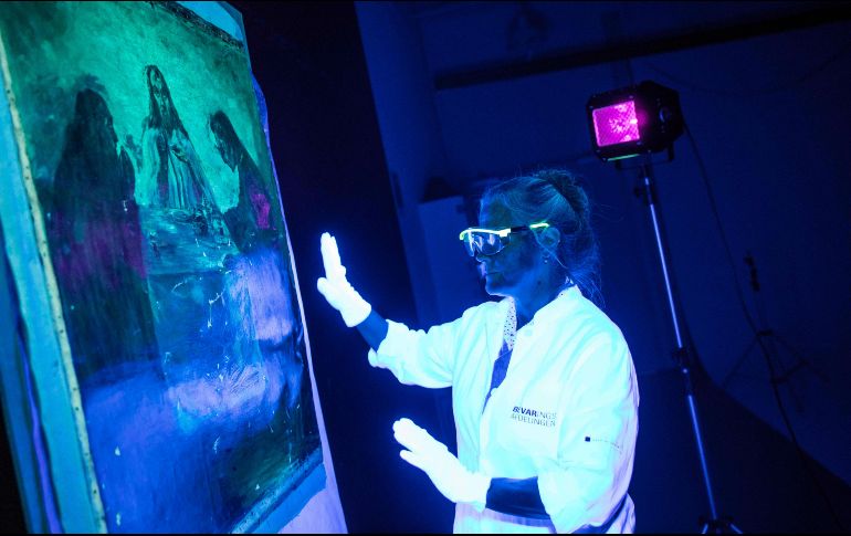 La especialista Mikala Bagge evalúa los daños a la pintura 