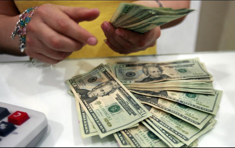 El billete verde se compra en un precio mínimo de 17 pesos. EL INFORMADOR / ARCHIVO