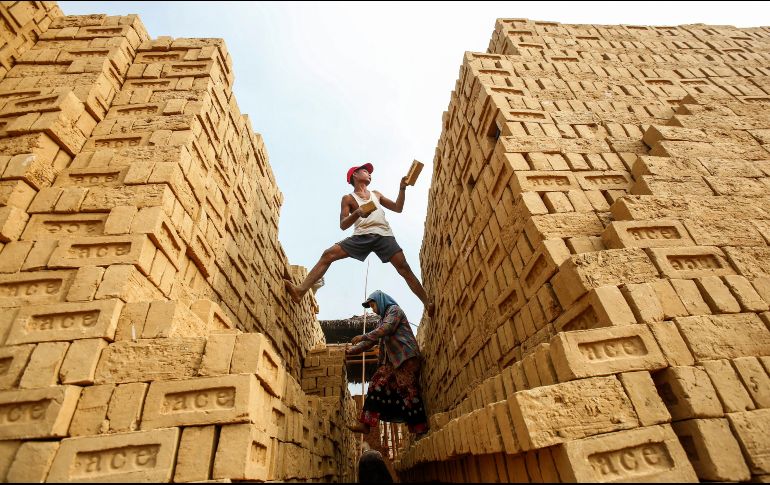 Trabajadores colocan ladrillos en una fábrica a las afueras de Rangún, Birmania. EFE/L. Bo Bo