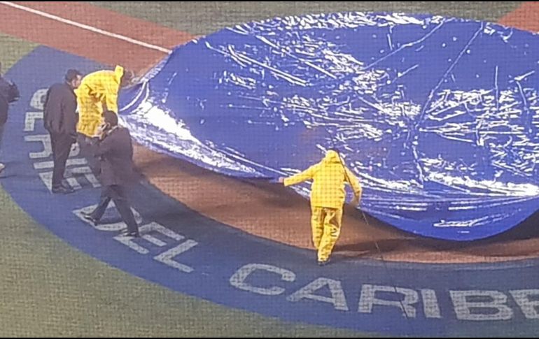 Poco antes de las 20:00 horas se realizó la evaluación del campo y se autorizó el inicio para 30 minutos después de la programación original. TWITTER / @medicentapatio