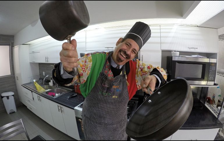 ‘Chef Bombom’. Para llamar la atención de los niños, Uvence Navarro se disfraza de una mezcla de chef y un payaso. EL INFORMADOR/A. Camacho