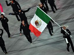 Madrazo lidera el grupo a lado de sus compatriotas los esquiadores Robert Franco y Rodolfo Dickson, así como Sarah Schleper y los entrenadores de cada uno. EFE / C. Bruna