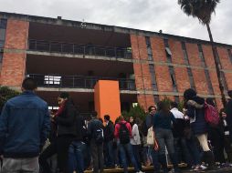 Estudiantes del Centro Universitario de Ciencias Sociales y Humanidades de la UdeG evacuan los edificios del campus. EL INFORMADOR / G. Gallo