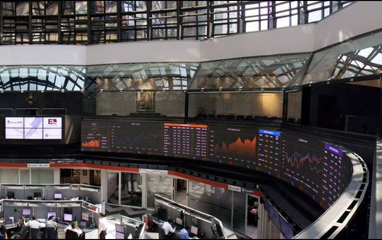 En el mercado accionario local se opera hasta el momento un volumen de 1.4 millones de títulos, por un importe económico de 42.2 millones de pesos. FACEBOOK / Bolsa Mexicana de Valores