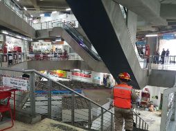 Bomberos tapatíos revisan las estructuras de edificios de la zona centro de la ciudad, entre ellos el Mercado Corona. Se reporta que ya se permite el reingreso a los edificios desalojados. ESPECIAL/ BOMBEROS GUADALAJARA