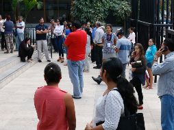 Habitantes de Puerto Vallarta salen de edificios de oficinas tras un sismo de magnitud 5.9 registrado esta mañana. EFE / F. Pérez