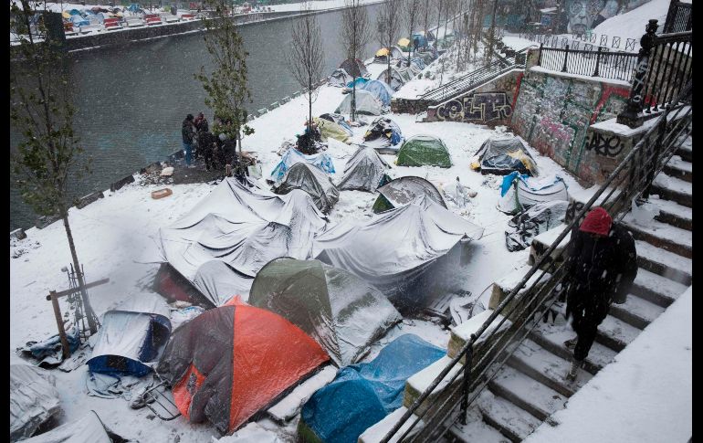Refugiados afganos se reúnen en un campamento improvisado en París, Francia. AFP/J. Saget