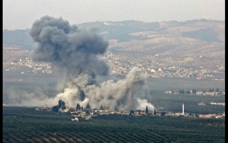 Humo se eleva en la región Deir Ballut, en Siria, donde fuerzas turcas y rebeldes sirios combaten a la milicia kurdosiria. AFP/O. Haj Kadour