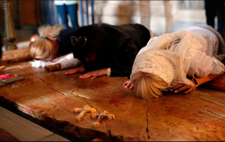 Cristianos rezan en el templo del Santo Sepulcro, uno de los lugares más sagrados del cristianismo, en Jerusalén. AFP/T. Coex