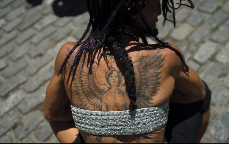 Un hombre muestra un tatuaje del ángel Gabriel durante una fiesta callejera en Río de Janeiro, Brasil. AP/L. Correa