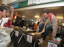 Ayer, jóvenes protestaron contra el alza al transporte público. ARCHIVO /