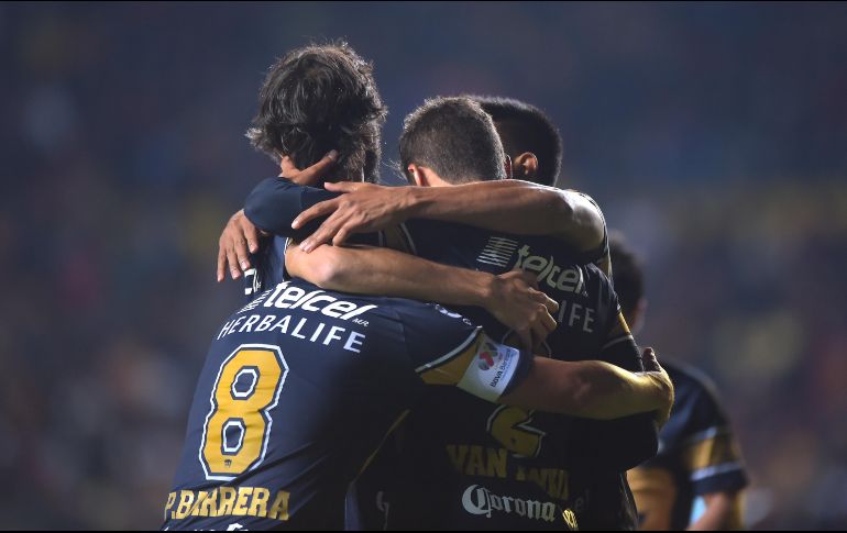Jugadores de Pumas celebran su triunfo ante Morelia. MEXSPORT/I. Ortiz