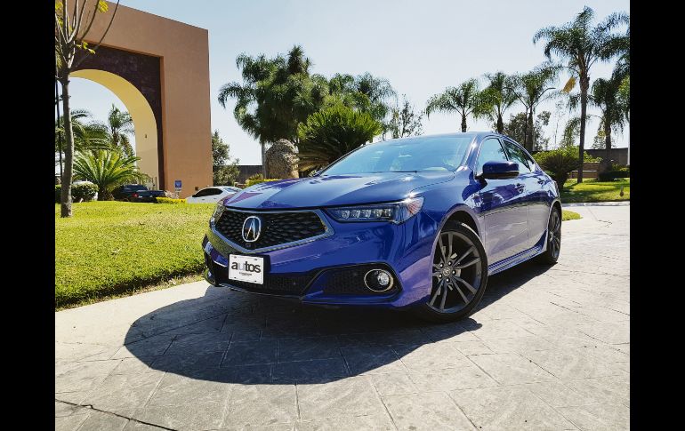 Acura TLX, el sedan mediano de la armadora nipora que ofrece mejores terminados y un buen manejo.
