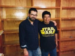 Adrián González de Alba y Alonso Hernandez, ante los anaqueles ya vacíos de la biblioteca de Luis González de Alba. NOTIMEX