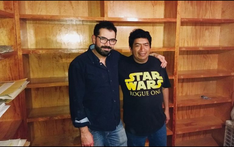 Adrián González de Alba y Alonso Hernandez, ante los anaqueles ya vacíos de la biblioteca de Luis González de Alba. NOTIMEX