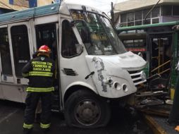 Testigos refieren que ambas unidades del transporte público, circulaban a alta velocidad. ESPECIAL/ Bomberos de Guadalajara