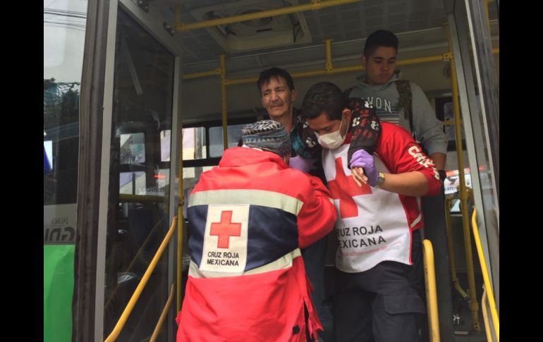 Testigos refieren que ambas unidades del transporte público, circulaban a alta velocidad. ESPECIAL/ Bomberos de Guadalajara