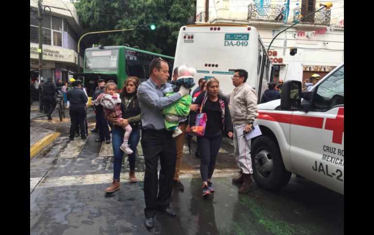 Testigos refieren que ambas unidades del transporte público, circulaban a alta velocidad. ESPECIAL/ Bomberos de Guadalajara