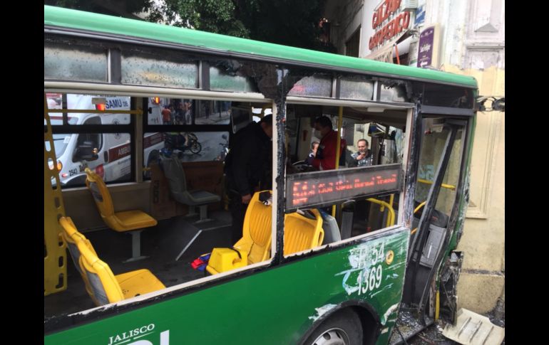 Testigos refieren que ambas unidades del transporte público, circulaban a alta velocidad. ESPECIAL/ Bomberos de Guadalajara