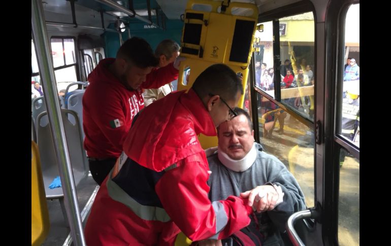 Testigos refieren que ambas unidades del transporte público, circulaban a alta velocidad. ESPECIAL/ Bomberos de Guadalajara