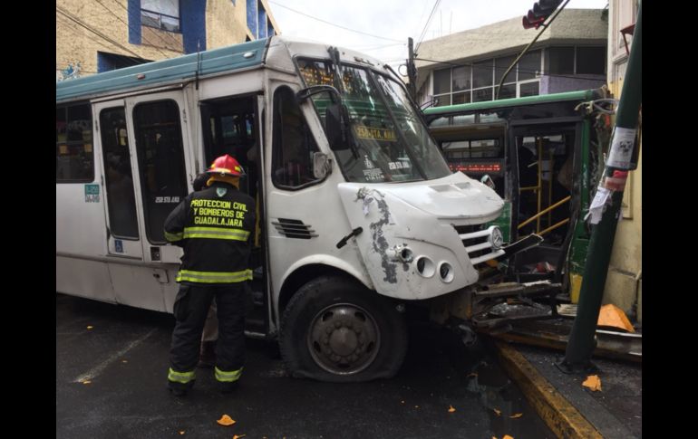 Testigos refieren que ambas unidades del transporte público, circulaban a alta velocidad. ESPECIAL/ Bomberos de Guadalajara