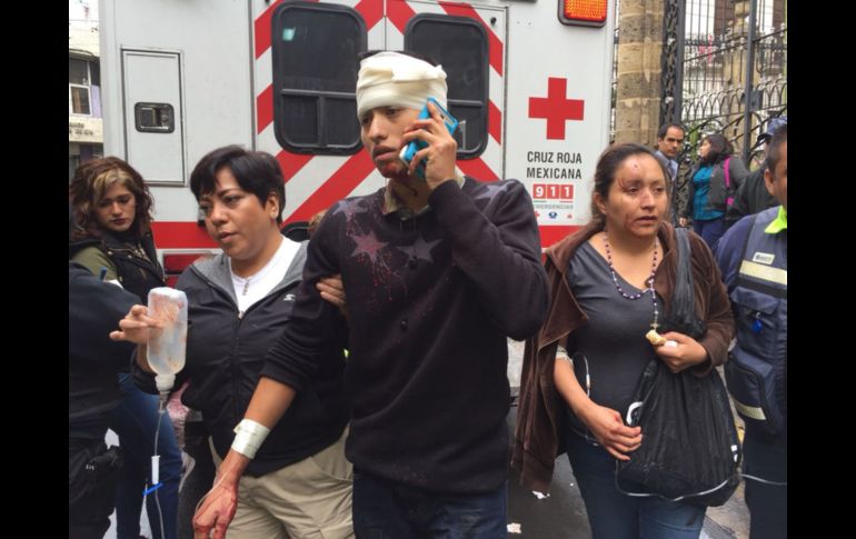 Testigos refieren que ambas unidades del transporte público, circulaban a alta velocidad. ESPECIAL/ Bomberos de Guadalajara