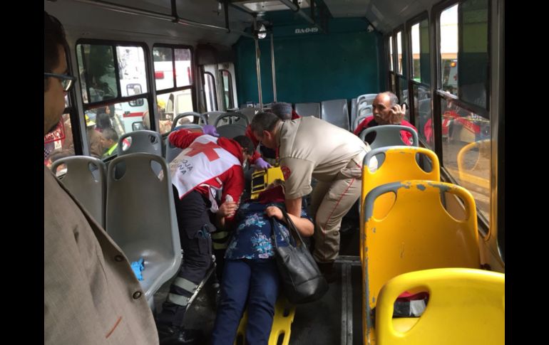 Testigos refieren que ambas unidades del transporte público, circulaban a alta velocidad. ESPECIAL/ Bomberos de Guadalajara