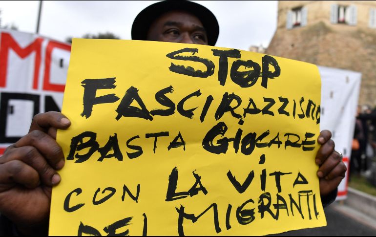 Varios de los participantes ondearon banderas de sus movimientos y cantaron algunos clásicos antifascistas. AFP / T. Fabi